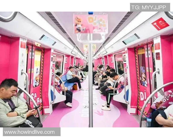 南通泰州球迷齐聚南京地铁化身苏超主题车厢热情洋溢